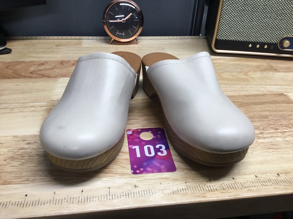 Universal Thread Magnolia Clogs Women's 6.5 Cream Leather Memory Comfort Shoes